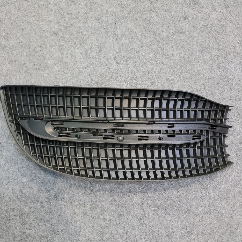 The front bumper grille is suitable for the for Mercedes-Benz S-Class W222 (2018-2020).