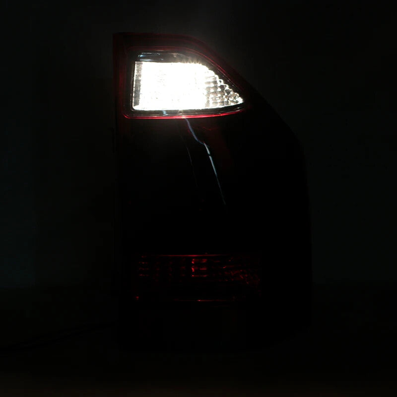 Applicable to for Mitsubishi Montero 2003-2006 rear taillight stop brake turn signal