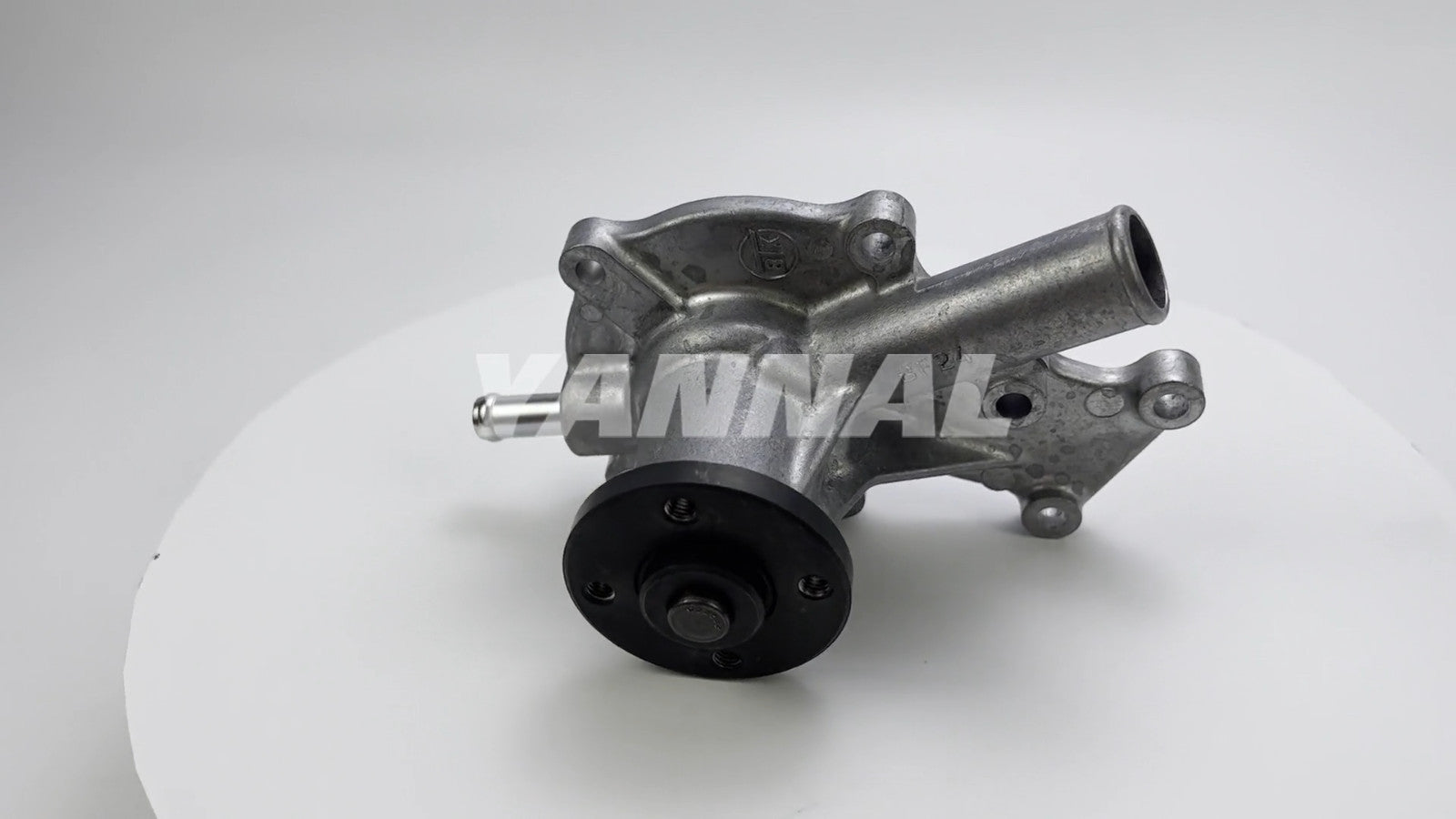 new 19883-73034 water pump suitable for Kubota D722 engine.