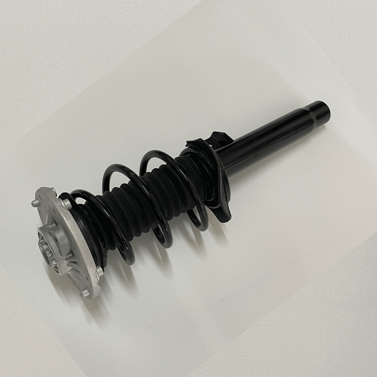 A pair of front shock absorber strut assemblies for BMW 3 Series F30 F35 320i 330i 430i RWD 13-16