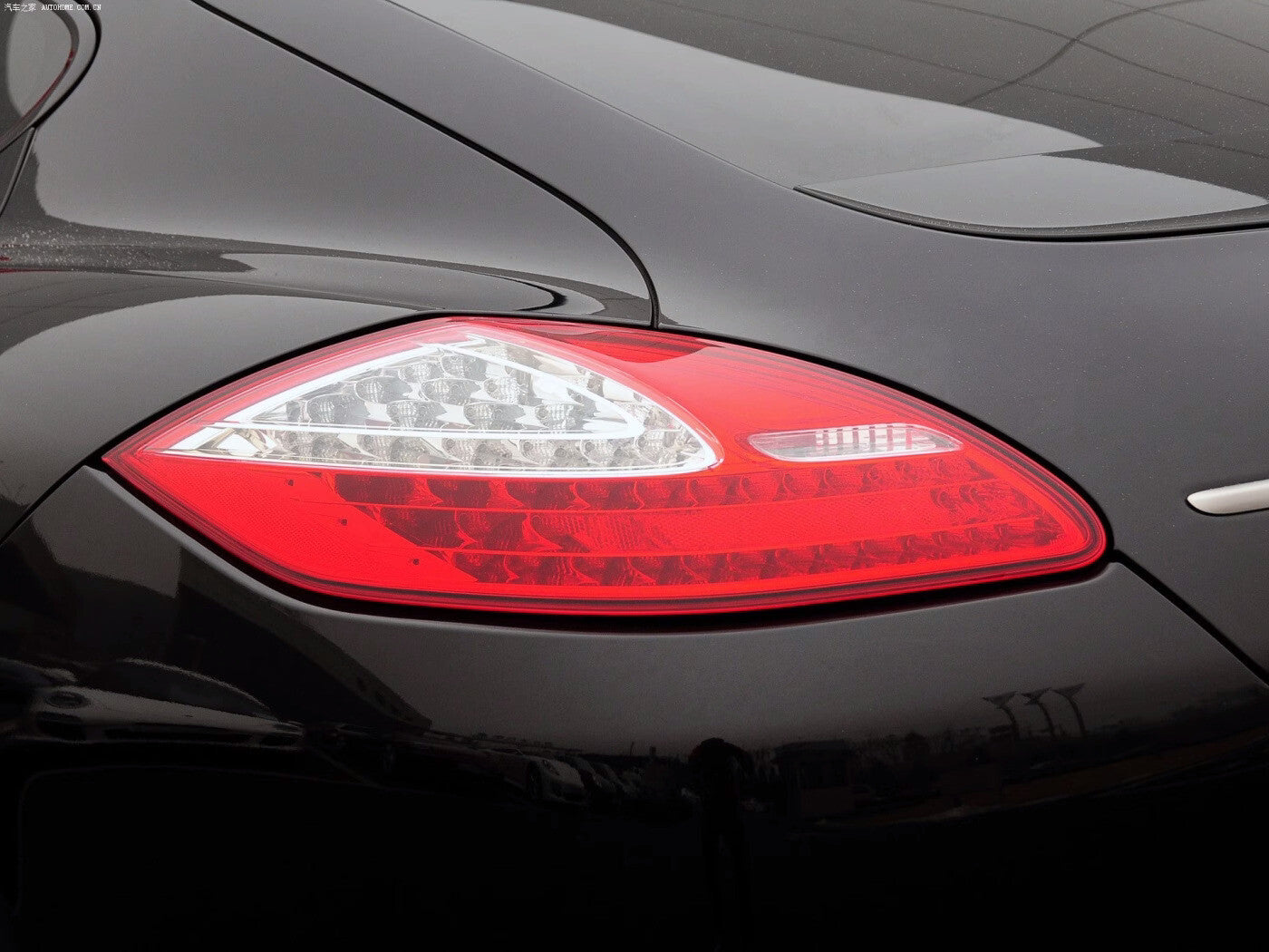 Applicable to for Porsche for Panamera 2010 - 2013: Left LED taillight, brake light, turn signal warning.