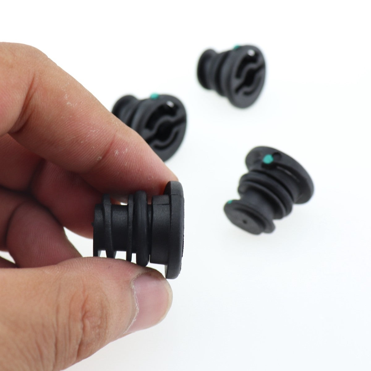 2015-2018 Plastic drain plugs for Volkswagen for Golf GTI, equipment manufacturer ( ) 06L103801, 4 new pieces.