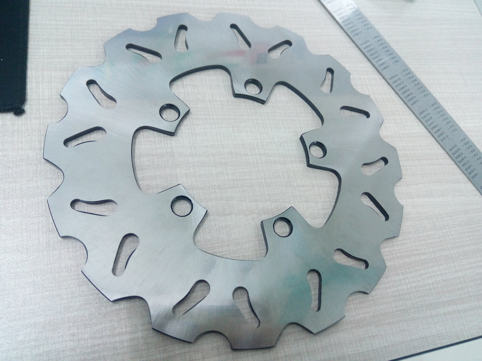 The CNC rear brake disc rotor is suitable for Yamaha 2002-2003 YZF R1 (RN09/e13/0054) 1000CC