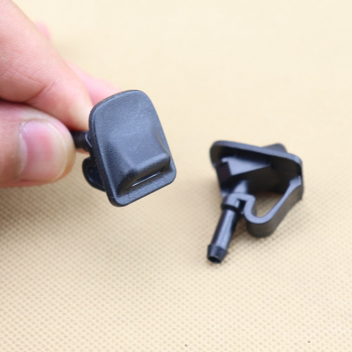 One pair of windshield washing machine nozzles suitable for 02-12 for Jeep for Wrangler and 02-06 for Jeep TJ 55156728AB