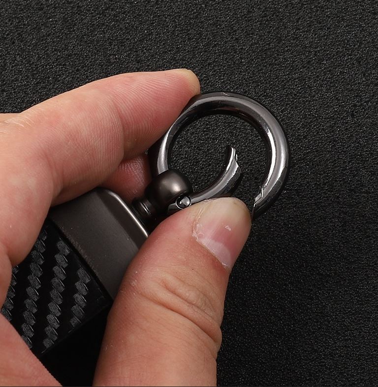 Suitable for Audi Q3 car keychains, horseshoe buckles, carbon fiber leather, black and red