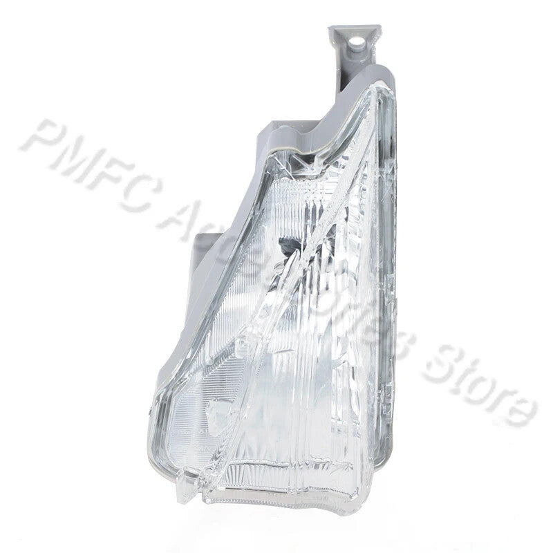 Right fog light, side corner light, turn signal light applicable to for Toyota Prius C 2015 - 2016
