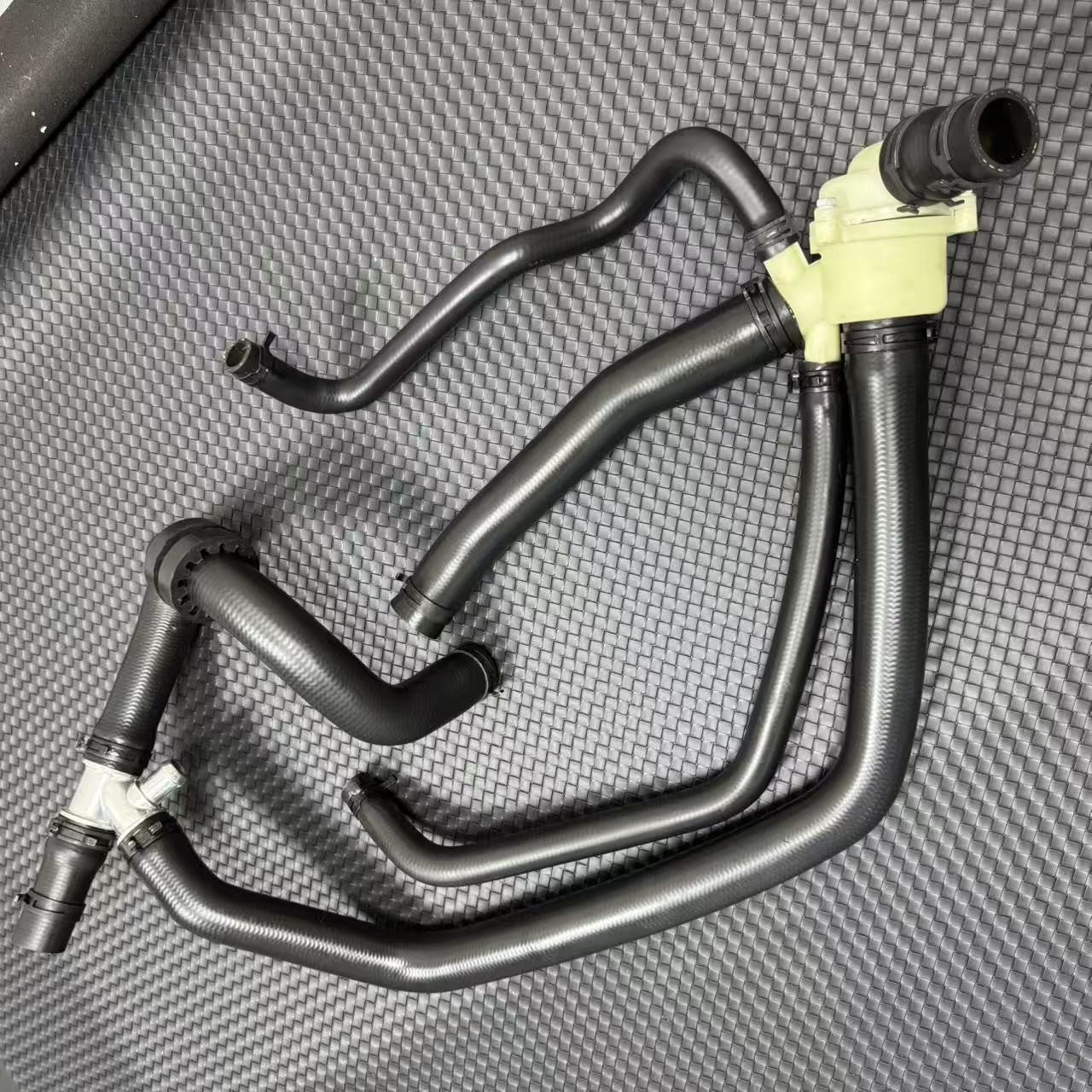 PEL500290 Thermostat Radiator Coolant Hose for Land Rover Discovery 04-09