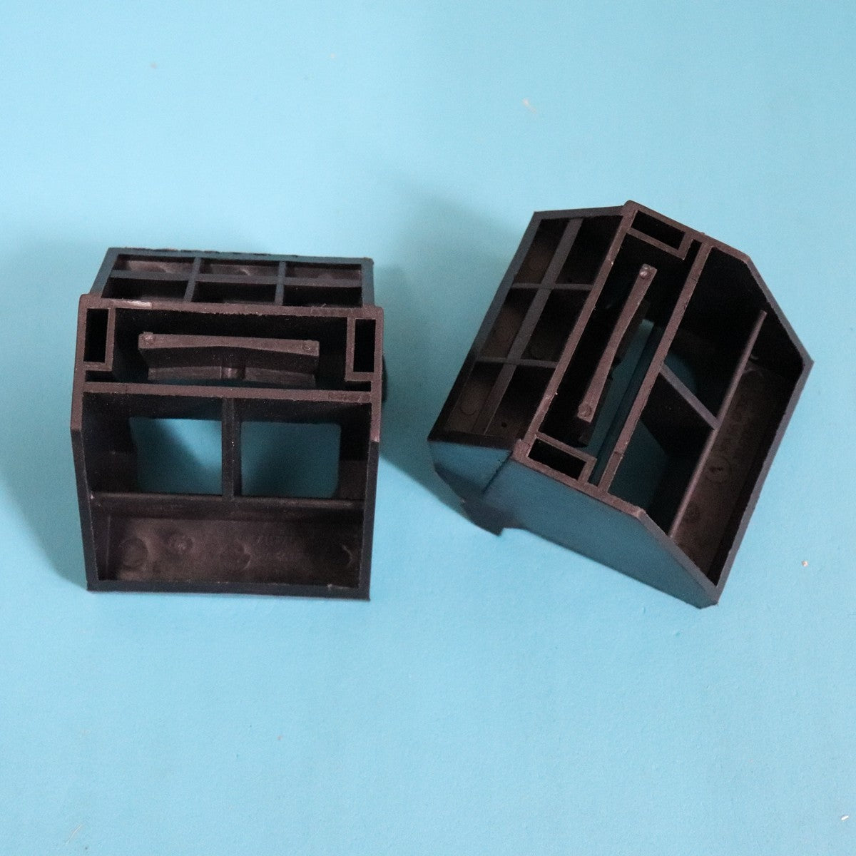 Suitable for BMW E60 528 530 540 lower radiator mounting bracket 17117542517 (L+R)