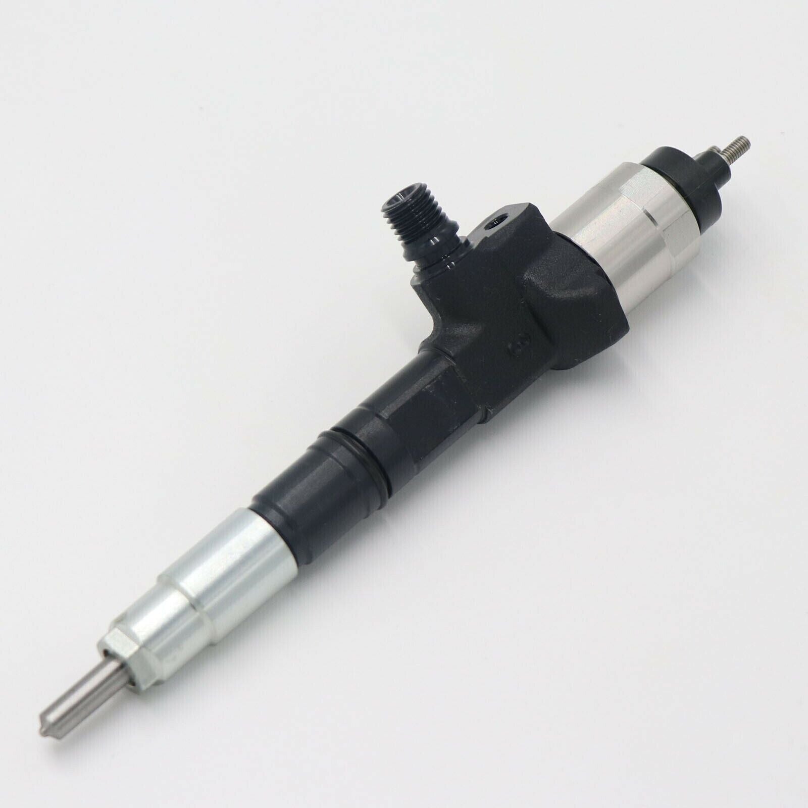 Common Rail Diesel Fuel Injector 1J500-53051 095000-9690 for Kubota V3800 V3800T